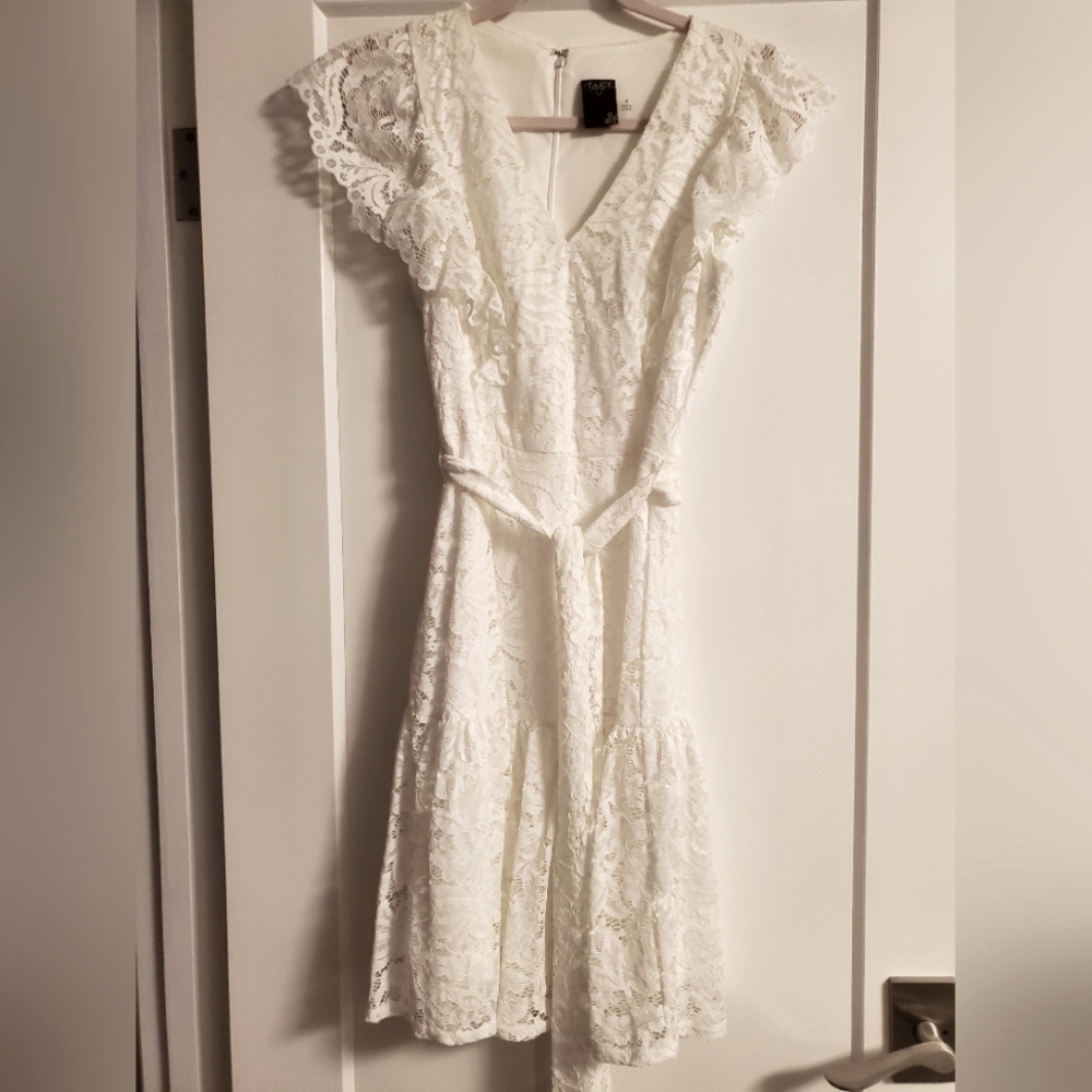 EEEUC white lace and ruddle Taylor Dress Size 4